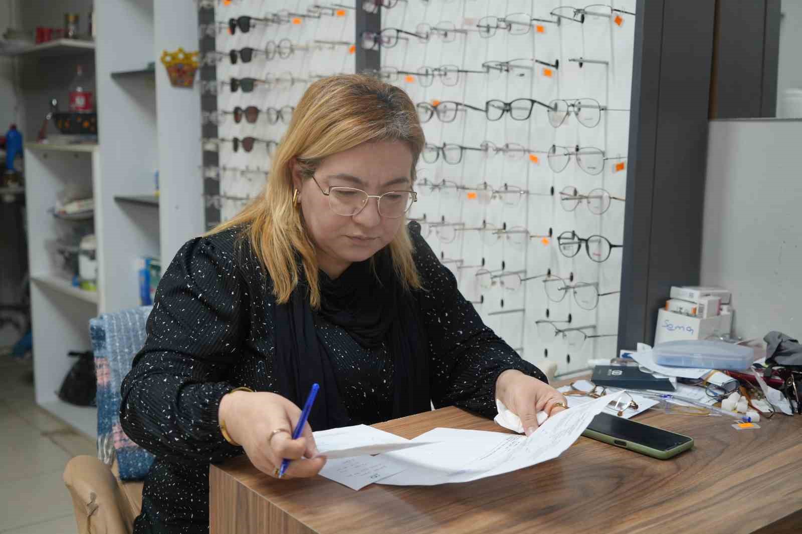 depremde olen esinin meslegini surdurerek hayata tutundu 6 DiW5LA7f