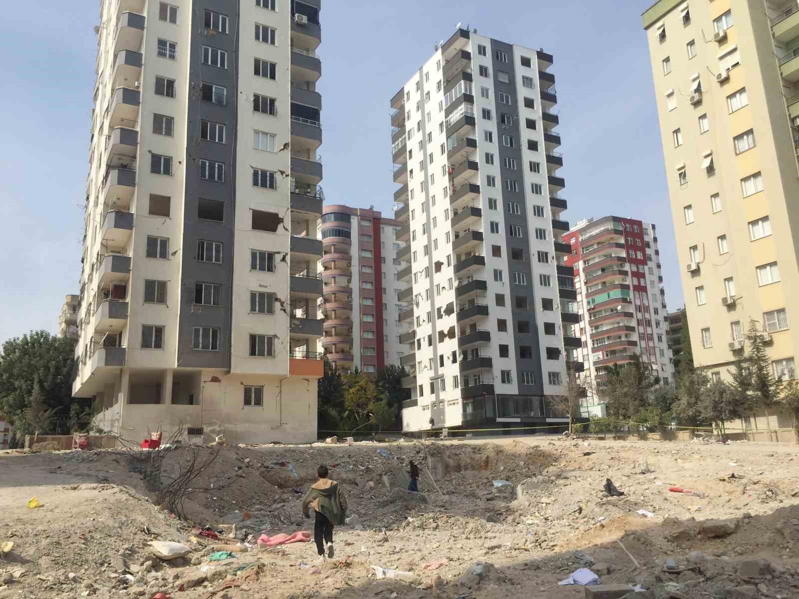 depremde olenlerin altinlarini calan eski polise ayni gun once tutuklama sonra adli kontrol verilmesi