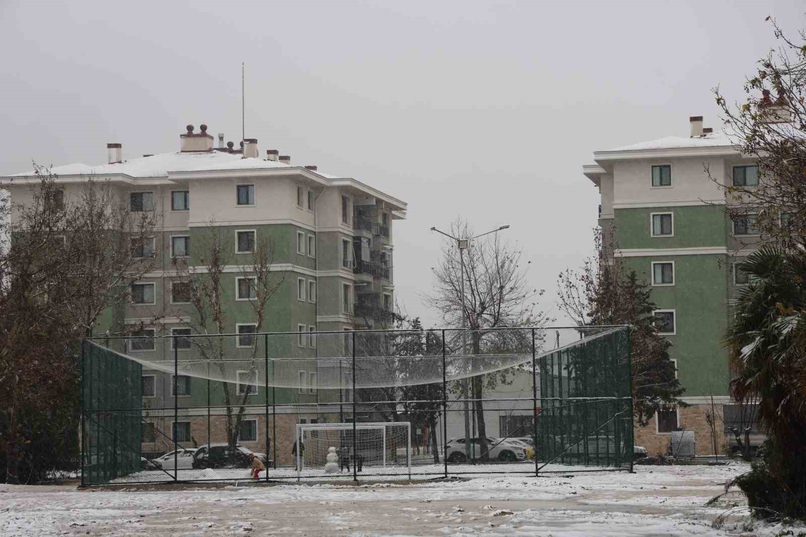 Depremde onlarca insana mezar olan 600 konutlarda yeni yuvalarına kavuşan vatandaşlar, 2026’yı sıcak yuvalarında karşılıyor 9 depremde onlarca insana mezar olan 600 konutlarda yeni yuvalarina kavusan vatandaslar 2026yi sicak yuvalarinda J2EU1Uey