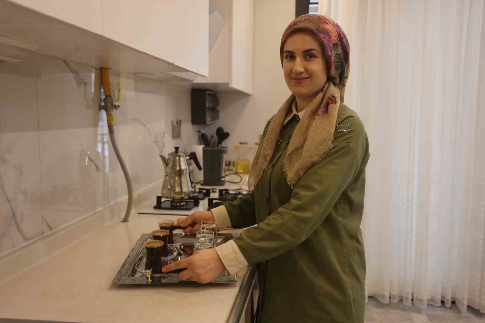 Depremde onlarca insana mezar olan 600 konutlarda yeni yuvalarına kavuşan vatandaşlar, 2026’yı sıcak yuvalarında karşılıyor 10 depremde onlarca insana mezar olan 600 konutlarda yeni yuvalarina kavusan vatandaslar 2026yi sicak yuvalarinda LhDYdRsJ
