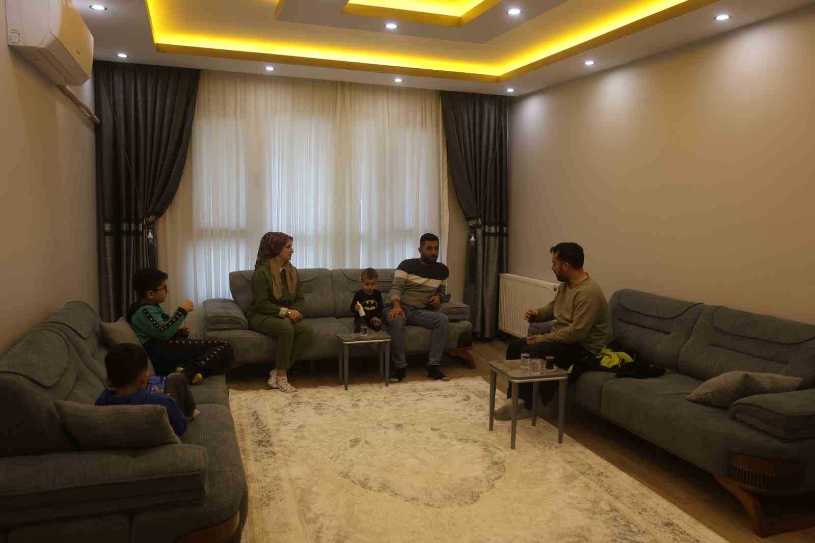Depremde onlarca insana mezar olan 600 konutlarda yeni yuvalarına kavuşan vatandaşlar, 2026’yı sıcak yuvalarında karşılıyor 11 depremde onlarca insana mezar olan 600 konutlarda yeni yuvalarina kavusan vatandaslar 2026yi sicak yuvalarinda MarBKt3A