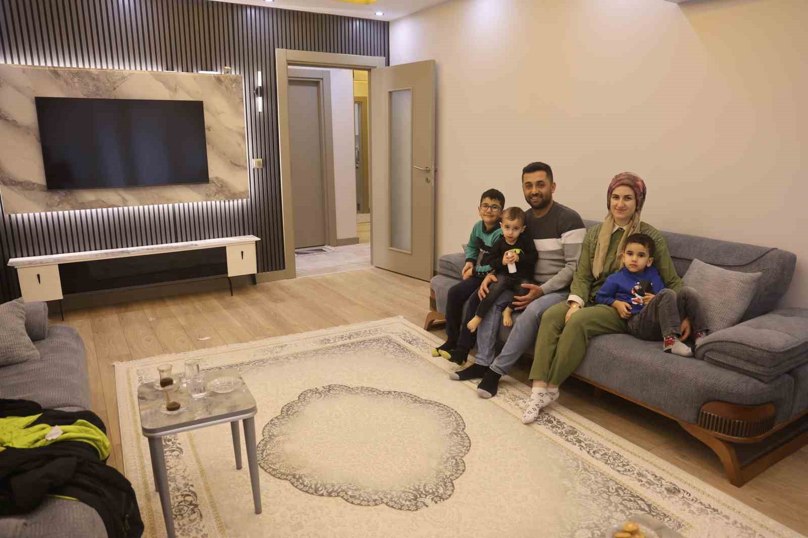 Depremde onlarca insana mezar olan 600 konutlarda yeni yuvalarına kavuşan vatandaşlar, 2026’yı sıcak yuvalarında karşılıyor 12 depremde onlarca insana mezar olan 600 konutlarda yeni yuvalarina kavusan vatandaslar 2026yi sicak yuvalarinda TPVm9lbR