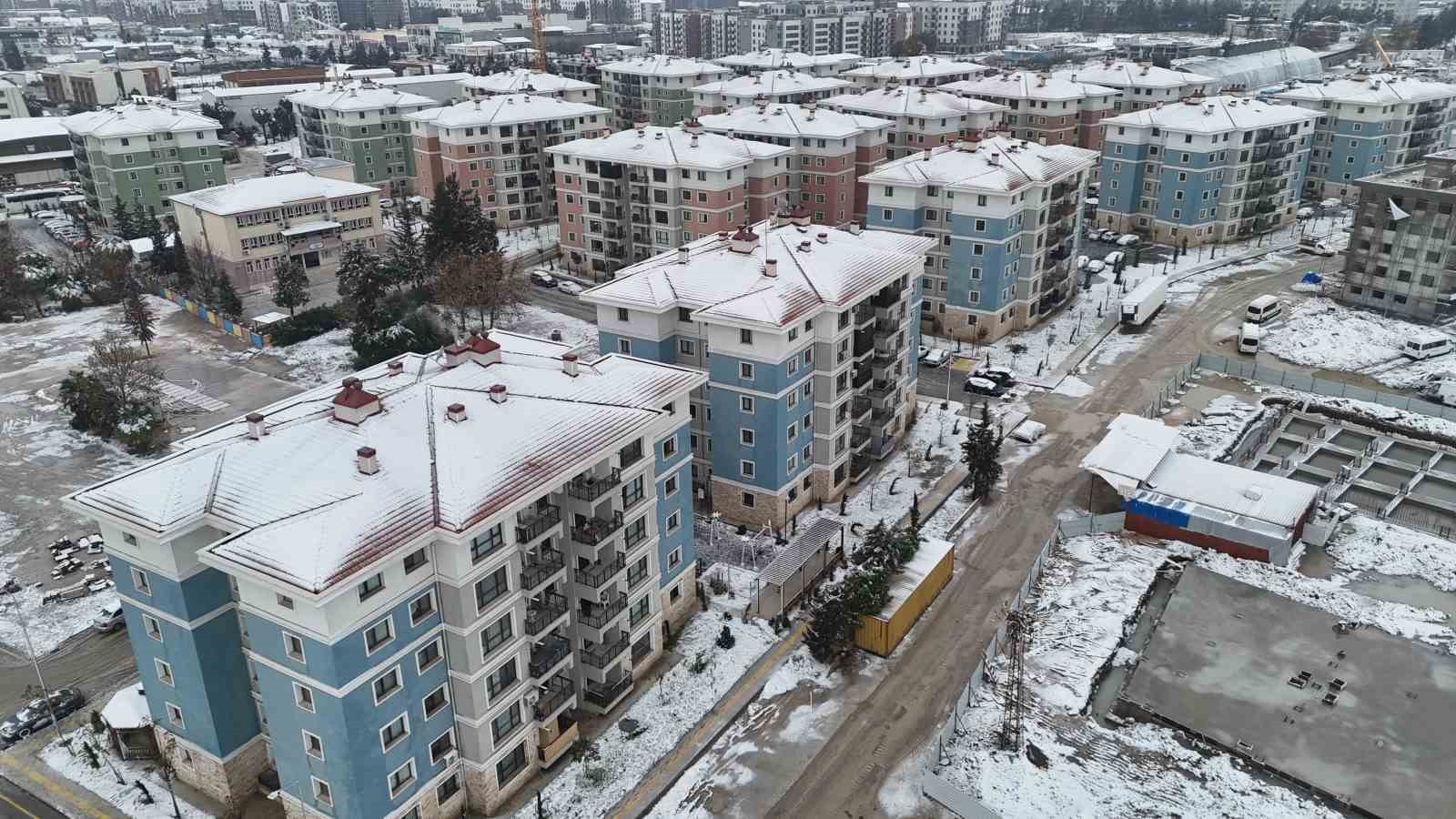 Depremde onlarca insana mezar olan 600 konutlarda yeni yuvalarına kavuşan vatandaşlar, 2026’yı sıcak yuvalarında karşılıyor 8 depremde onlarca insana mezar olan 600 konutlarda yeni yuvalarina kavusan vatandaslar 2026yi sicak yuvalarinda pUeTayc4