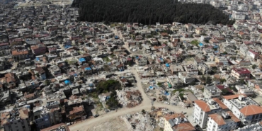 depremde-tamamen-yikilan-emek-mahallesi-insa-calismalariyla-yeniden-isil-isil-5B6AKVjw.jpg