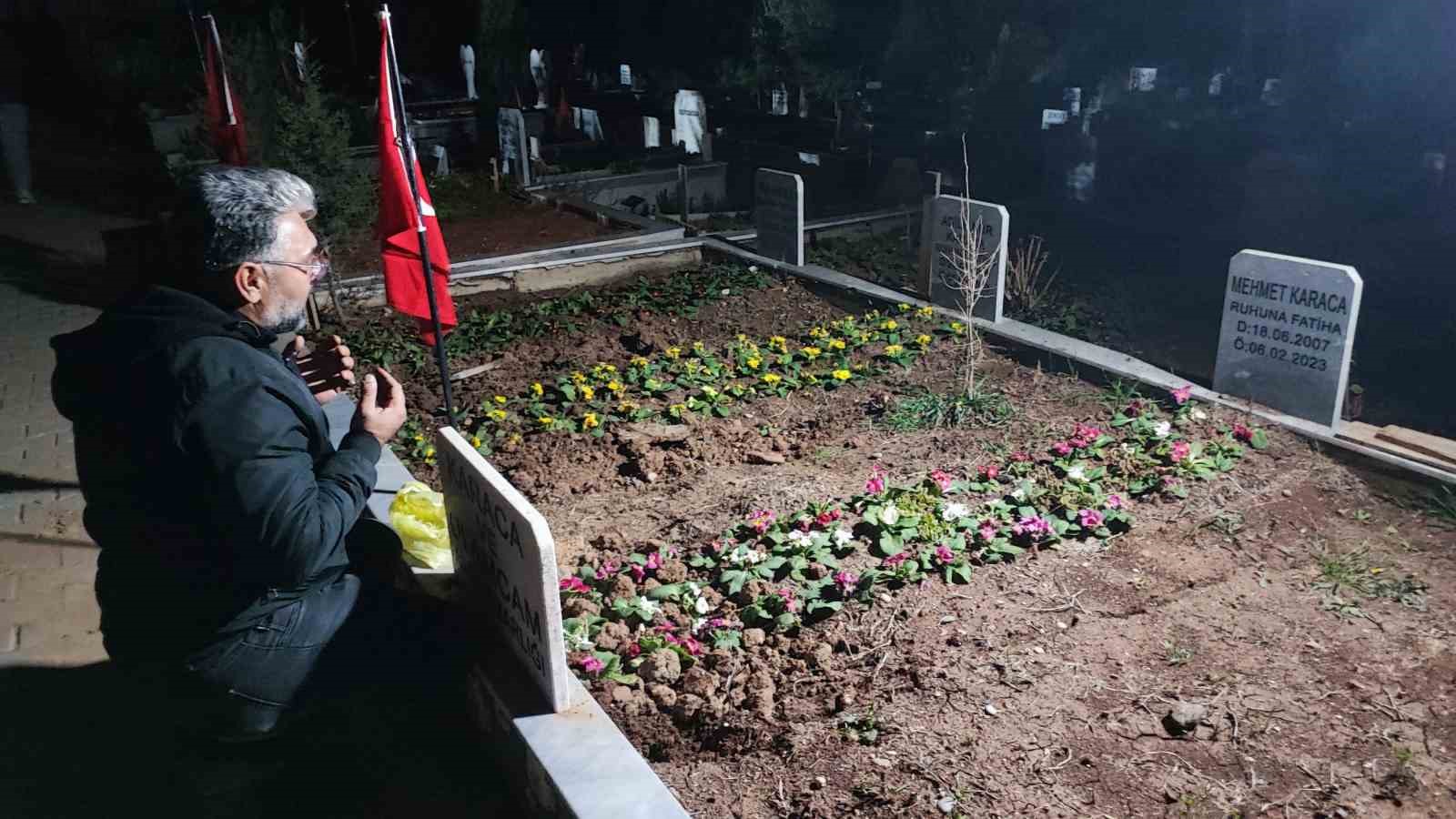 depremde tum ailesini kaybeden baba 0417de mezar basinda gozyaslarina boguldu 5 GFNgugGD