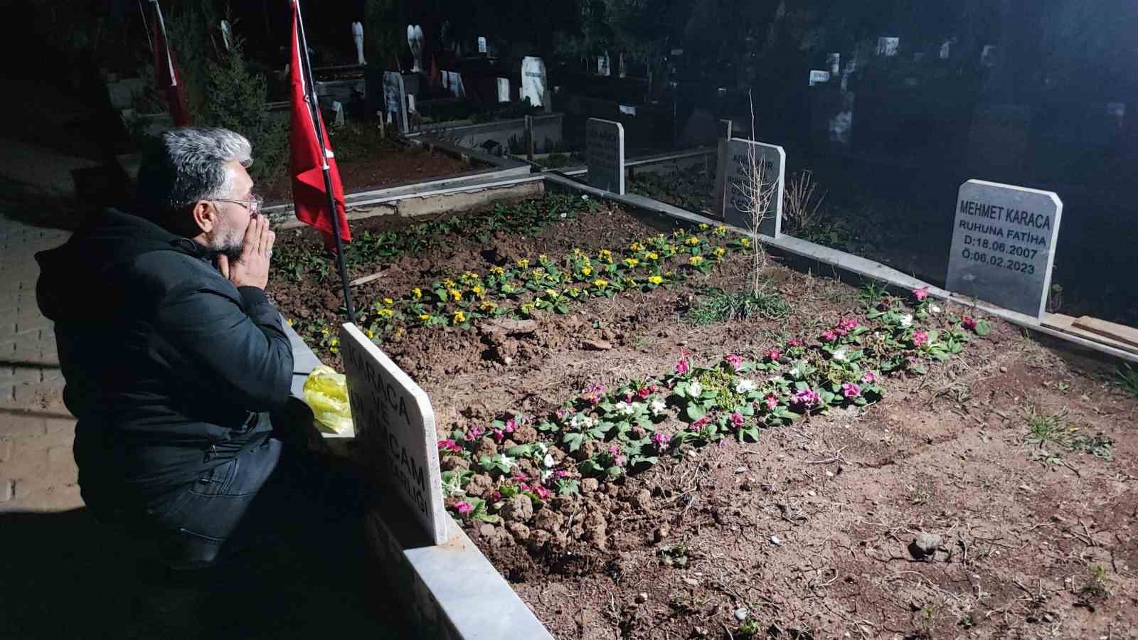depremde tum ailesini kaybeden baba 0417de mezar basinda gozyaslarina boguldu 6 yLEzZiu8