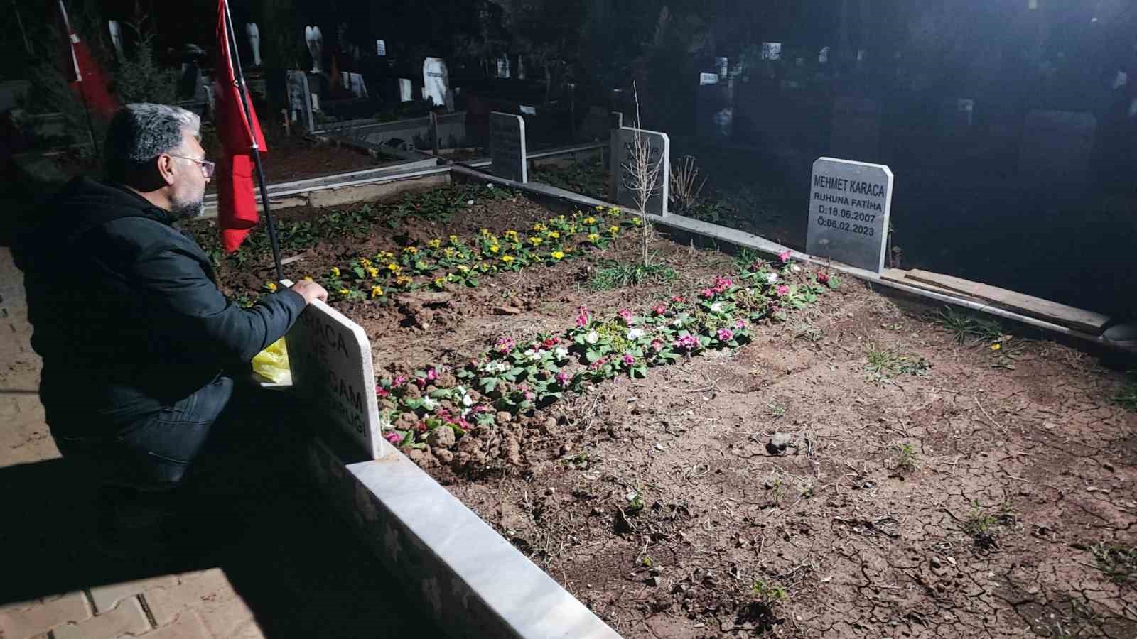depremde tum ailesini kaybeden baba 0417de mezar basinda gozyaslarina boguldu 7 K2F23Rfj
