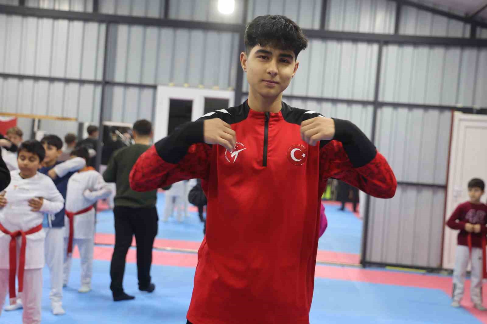 Depremde vefat eden babasının hayalleri için ter döken tekvandocu Ahmet, milli formayla çıktığı turnuvada Türk bayrağını göndere çektirdi 8 depremde vefat eden babasinin hayalleri icin ter doken tekvandocu ahmet milli formayla ciktigi turnuvada AIWIcMiB