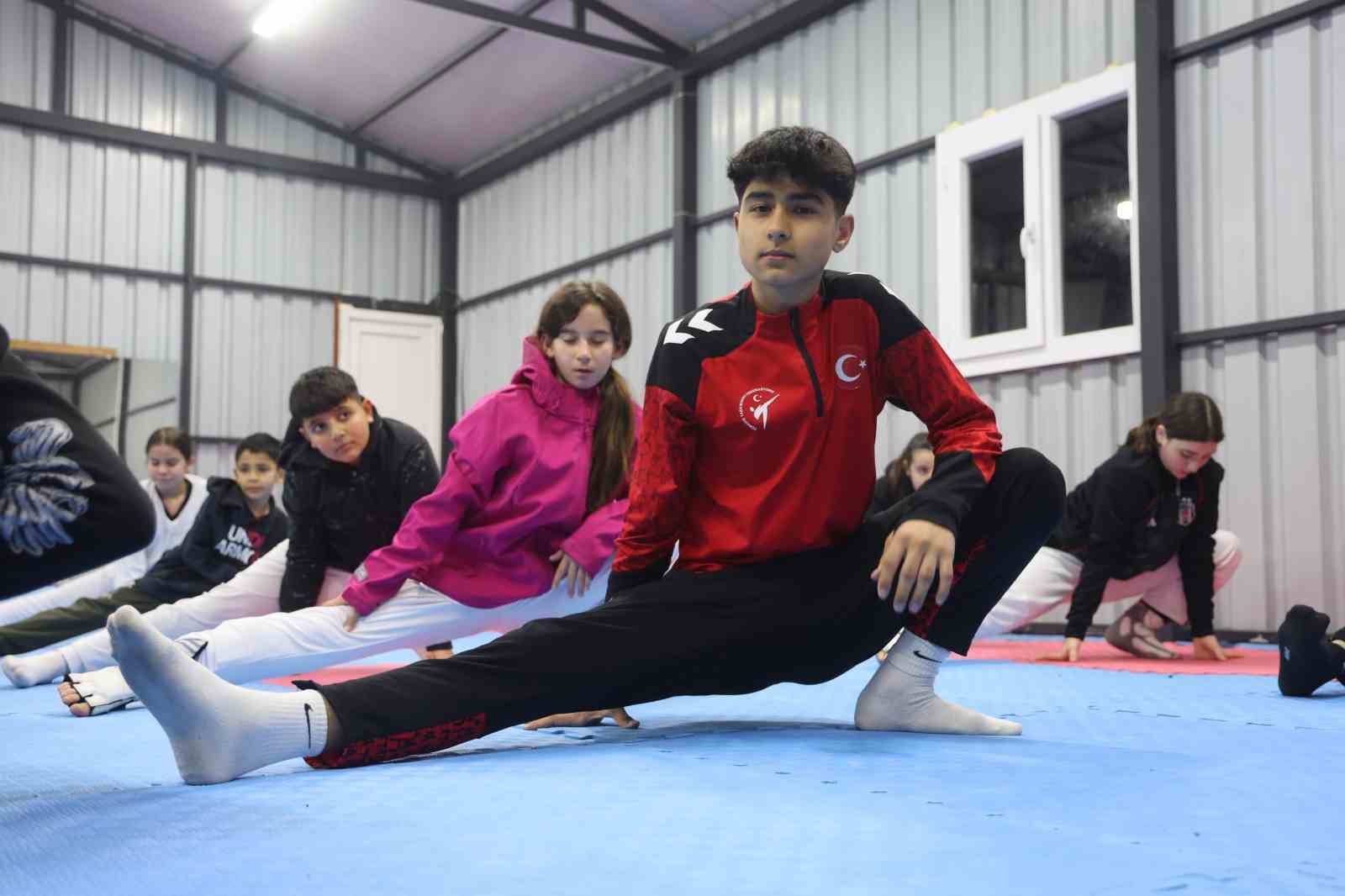 Depremde vefat eden babasının hayalleri için ter döken tekvandocu Ahmet, milli formayla çıktığı turnuvada Türk bayrağını göndere çektirdi 7 depremde vefat eden babasinin hayalleri icin ter doken tekvandocu ahmet milli formayla ciktigi turnuvada SgszivDd