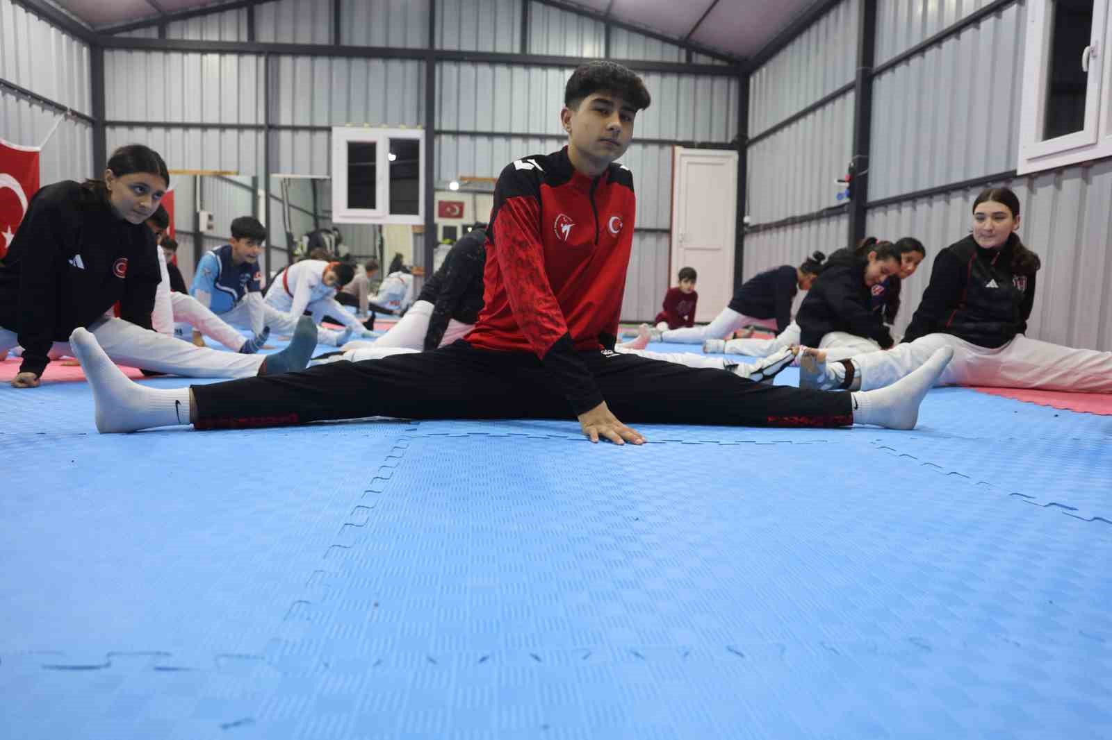Depremde vefat eden babasının hayalleri için ter döken tekvandocu Ahmet, milli formayla çıktığı turnuvada Türk bayrağını göndere çektirdi 9 depremde vefat eden babasinin hayalleri icin ter doken tekvandocu ahmet milli formayla ciktigi turnuvada