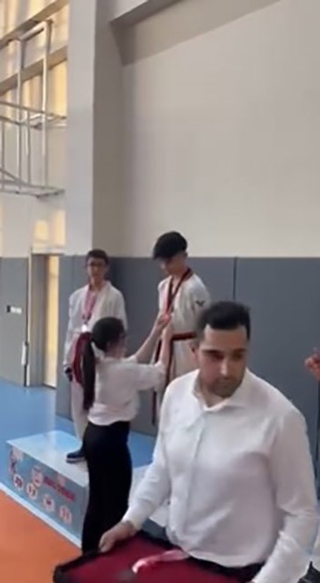 Depremde vefat eden babasının hayalleri için ter döken tekvandocu Ahmet, milli formayla çıktığı turnuvada Türk bayrağını göndere çektirdi 14 depremde vefat eden babasinin hayalleri icin ter doken tekvandocu ahmet milli formayla ciktigi turnuvada XsZSd4PX