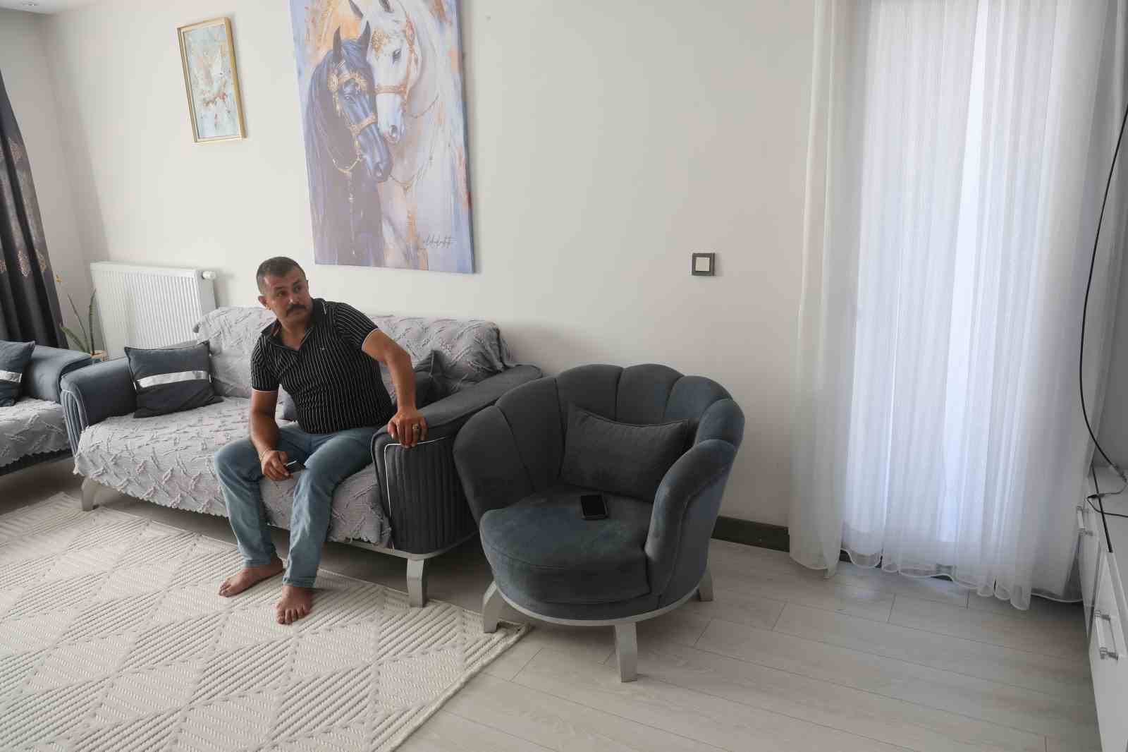 Depremde yaşadığı isim karışıklığıyla sistemde ölü olarak gözüken adam: "Trafik cezasına gelince yaşıyorum ama bazı şeylere gelince ölüyorum" 7 depremde yasadigi isim karisikligiyla sistemde olu olarak gozuken adam trafik cezasina gelince yasiyorum ama