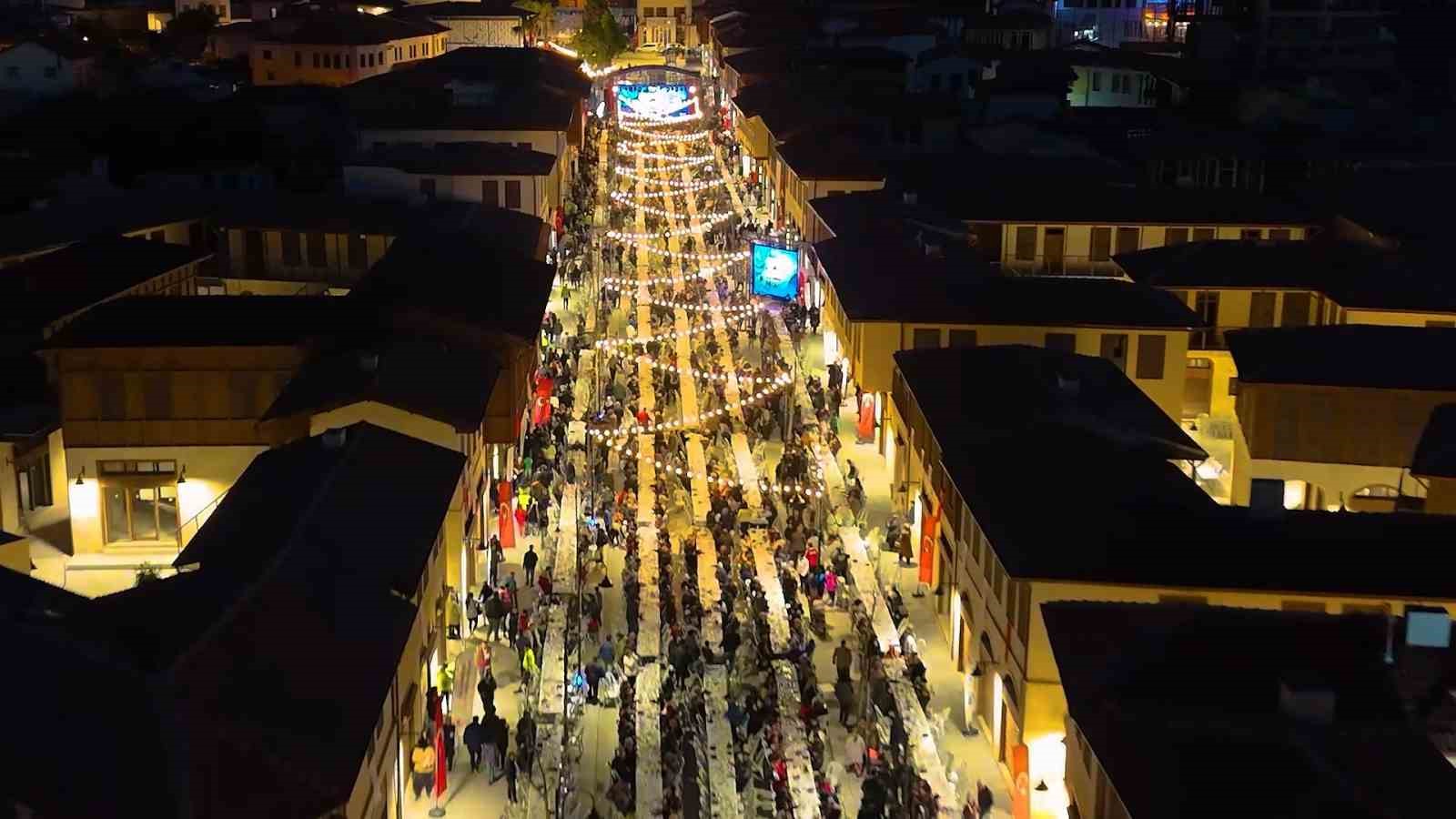 depremde yerle bir olan kemalpasa caddesi iftar sofrasiyla yeniden hayat buldu 0 e1E7iRfd