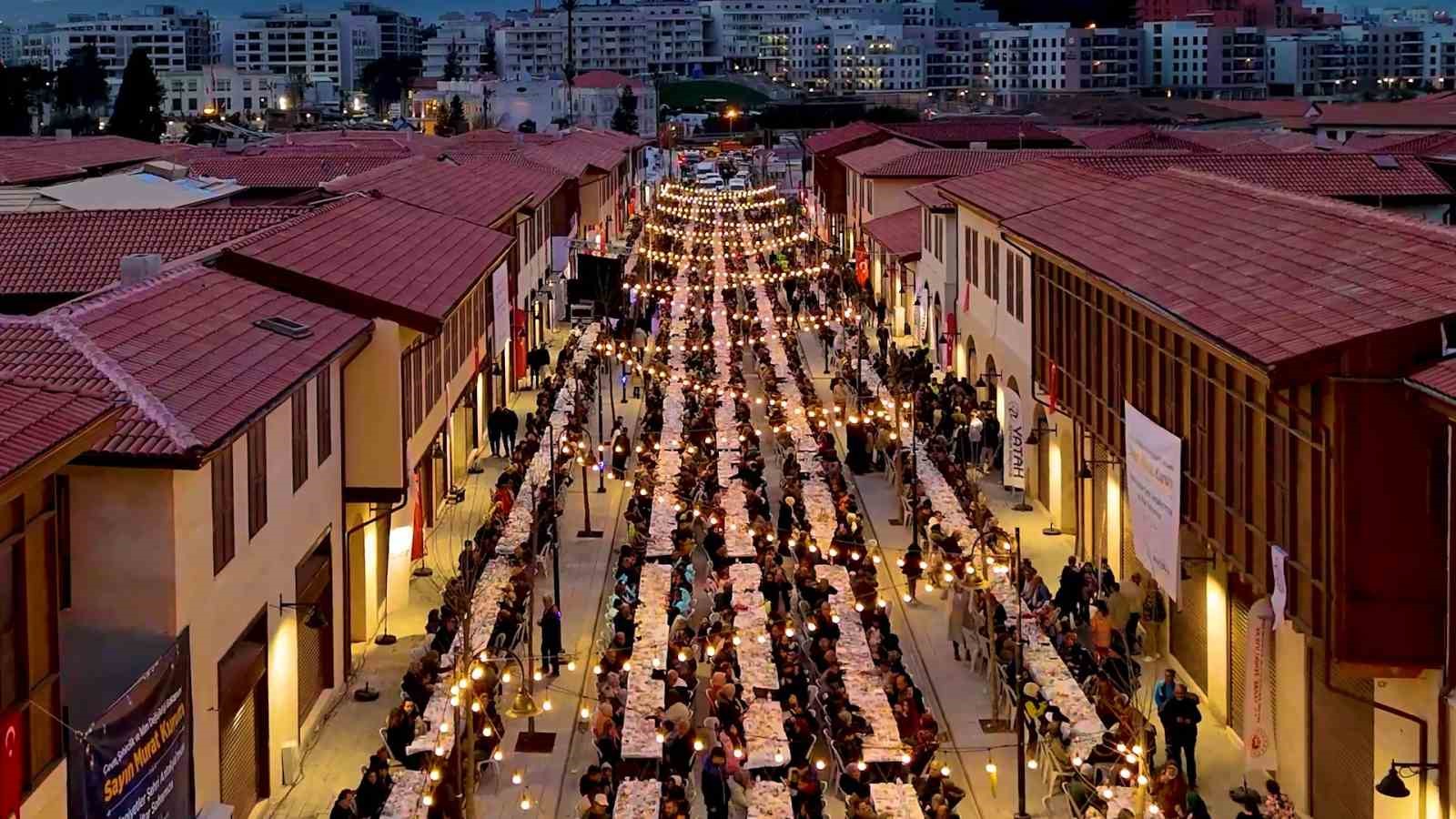 depremde yerle bir olan kemalpasa caddesi iftar sofrasiyla yeniden hayat buldu 1 sVV2XgwO