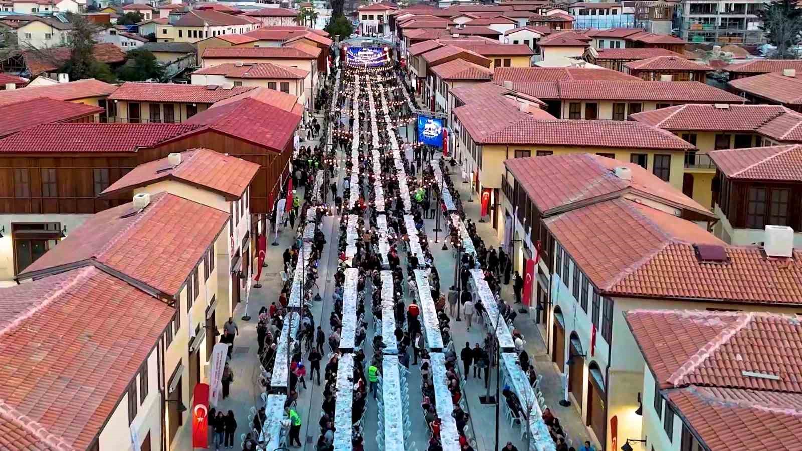 depremde yerle bir olan kemalpasa caddesi iftar sofrasiyla yeniden hayat buldu 2 TgguwWNm