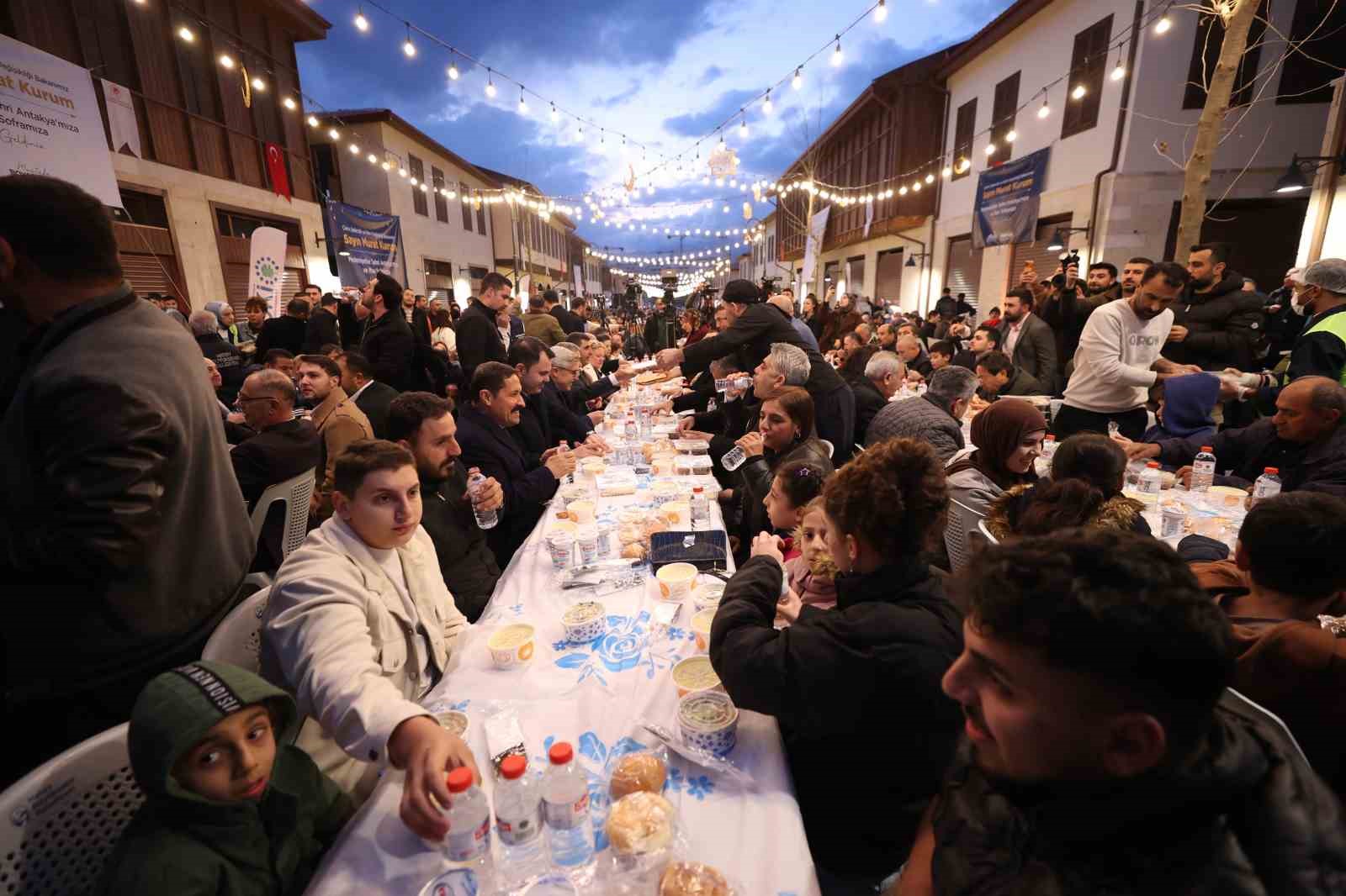 depremde yerle bir olan kemalpasa caddesi iftar sofrasiyla yeniden hayat buldu 5 TQJAFgVE