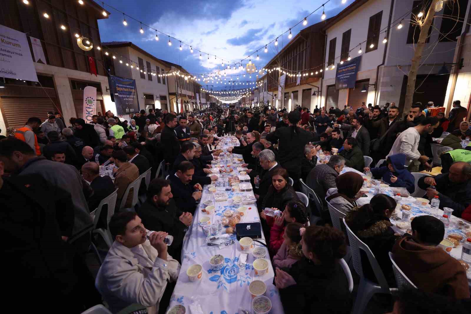 depremde yerle bir olan kemalpasa caddesi iftar sofrasiyla yeniden hayat buldu 6 pK9WVVkG