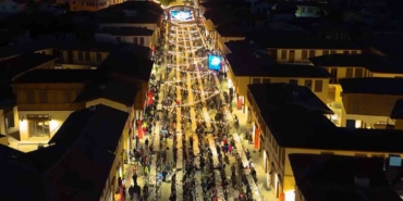 depremde-yerle-bir-olan-kemalpasa-caddesi-iftar-sofrasiyla-yeniden-hayat-buldu-xLrejgLE.jpg