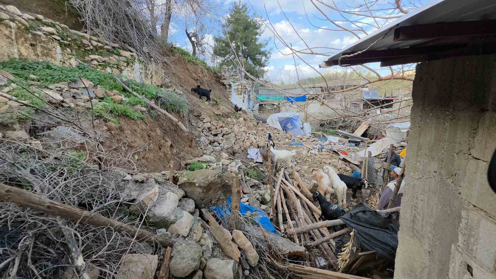 depremde yikilan evinin yerine yaptigi ahira asiri yagista istinat duvari coktu 0 1bMjsnR1
