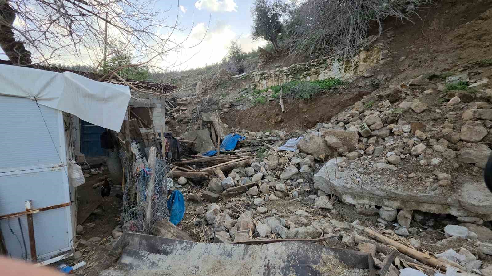 depremde yikilan evinin yerine yaptigi ahira asiri yagista istinat duvari coktu 1 cV4cZE34
