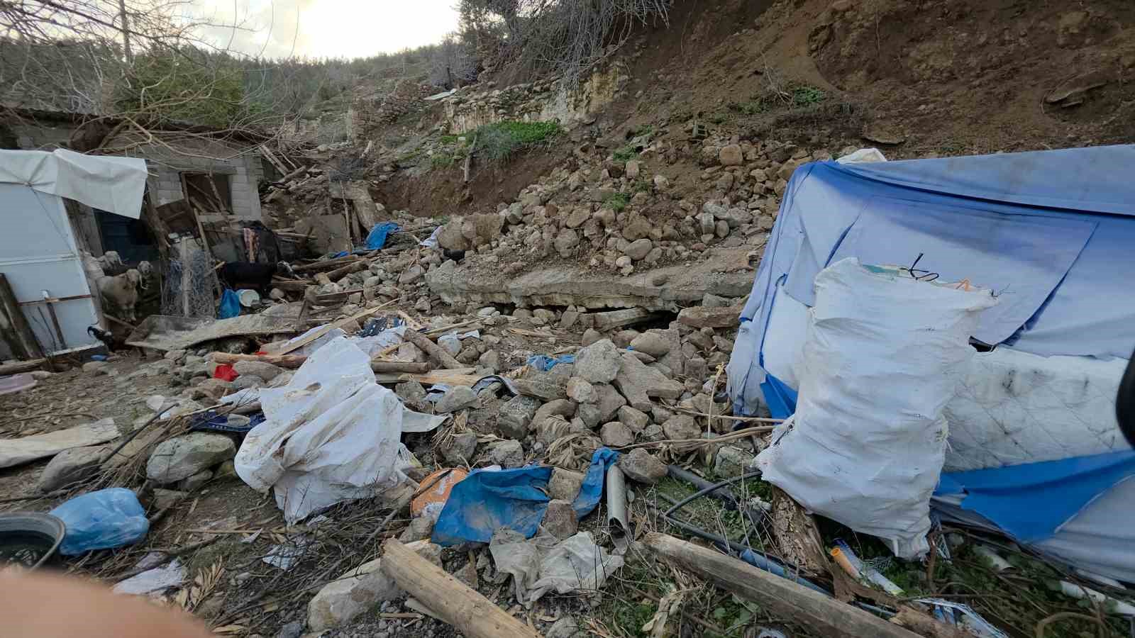 depremde yikilan evinin yerine yaptigi ahira asiri yagista istinat duvari coktu 2 8Pq7z2iW