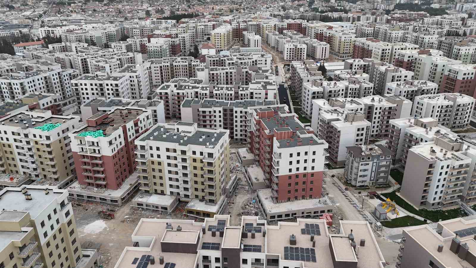 Depremde yüzlerce kişiye mezar olan ve yeniden inşa edilen mahallede şükür namazı kılındı 4 depremde yuzlerce kisiye mezar olan ve yeniden insa edilen mahallede sukur namazi kilindi 0 pOCVtGPv
