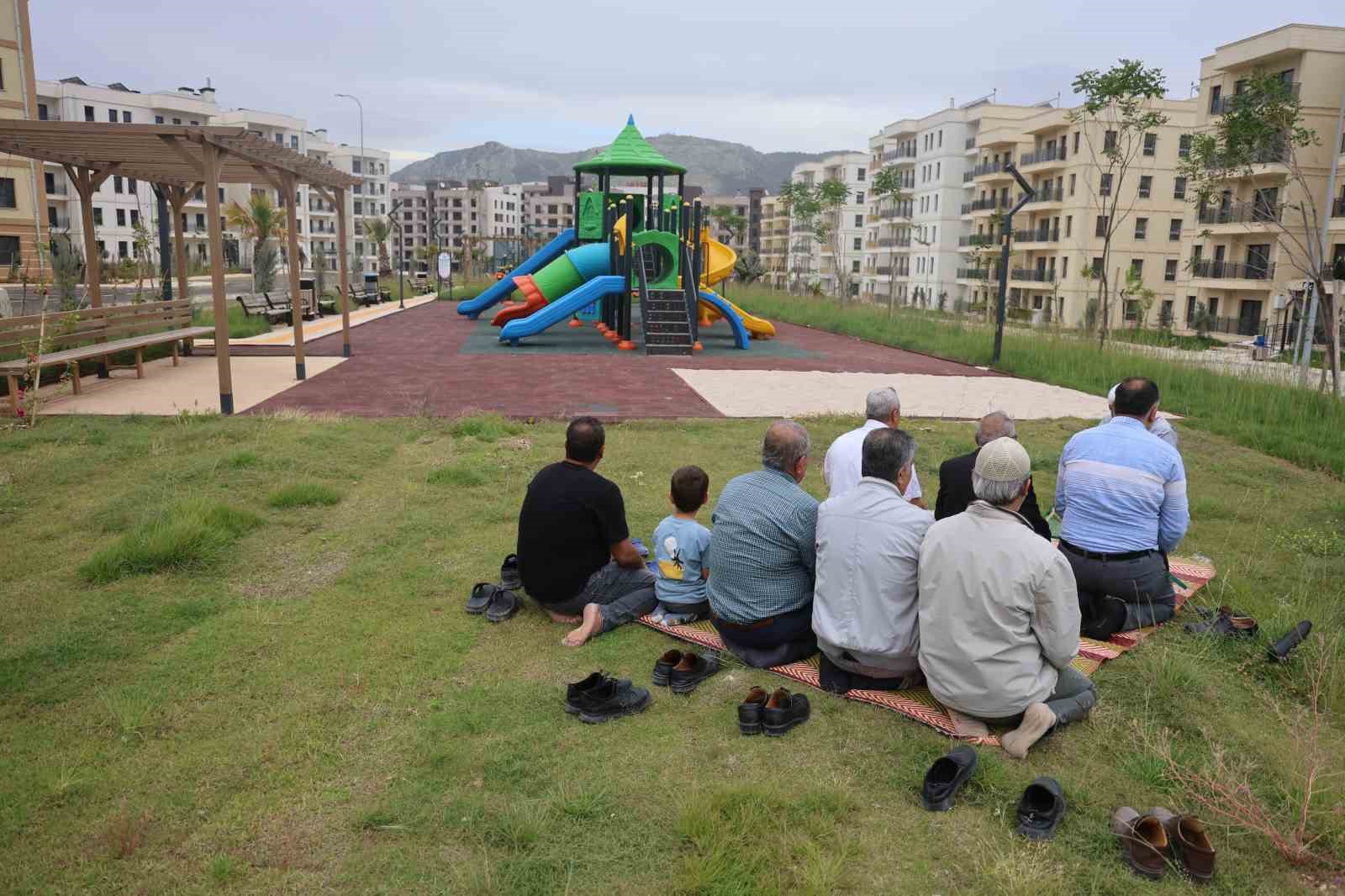 Depremde yüzlerce kişiye mezar olan ve yeniden inşa edilen mahallede şükür namazı kılındı 5 depremde yuzlerce kisiye mezar olan ve yeniden insa edilen mahallede sukur namazi kilindi 1 nJcIhZcU