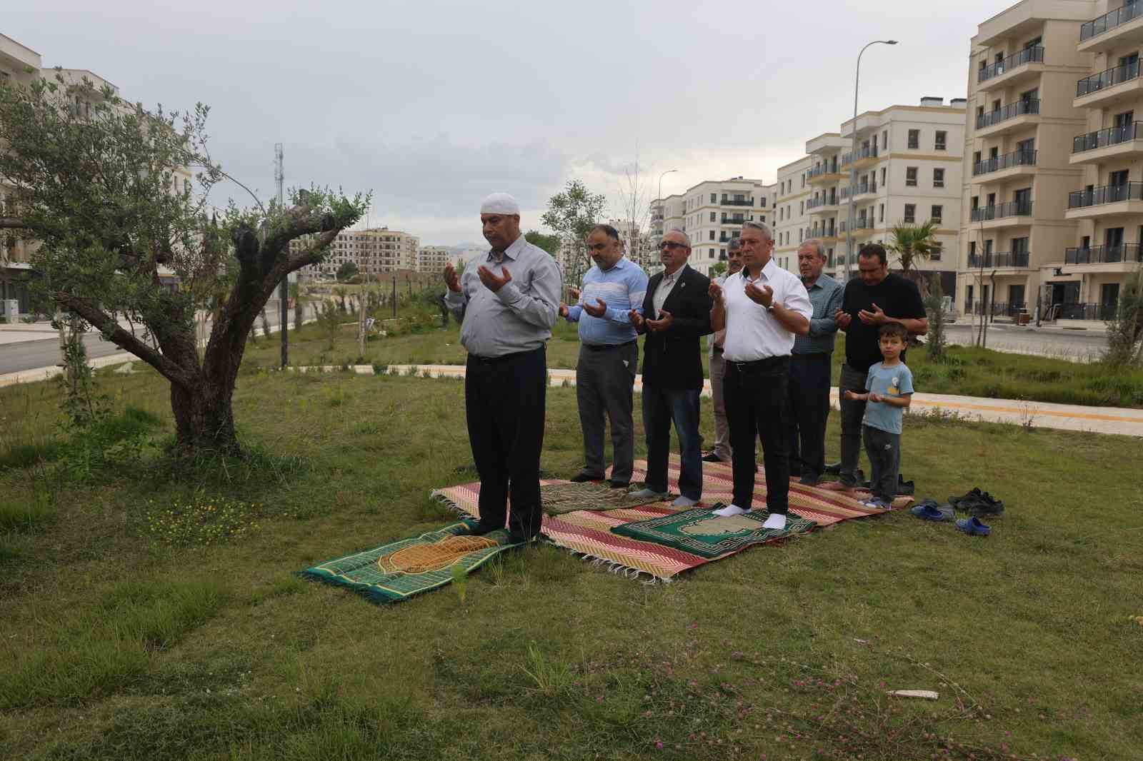 Depremde yüzlerce kişiye mezar olan ve yeniden inşa edilen mahallede şükür namazı kılındı 6 depremde yuzlerce kisiye mezar olan ve yeniden insa edilen mahallede sukur namazi kilindi 2 faL2Kg7S