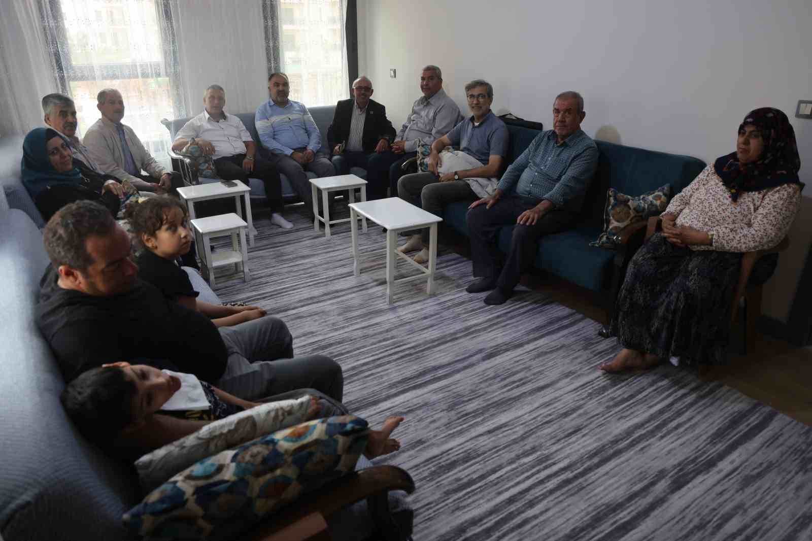 Depremde yüzlerce kişiye mezar olan ve yeniden inşa edilen mahallede şükür namazı kılındı 7 depremde yuzlerce kisiye mezar olan ve yeniden insa edilen mahallede sukur namazi kilindi 3 lEPCWIv9