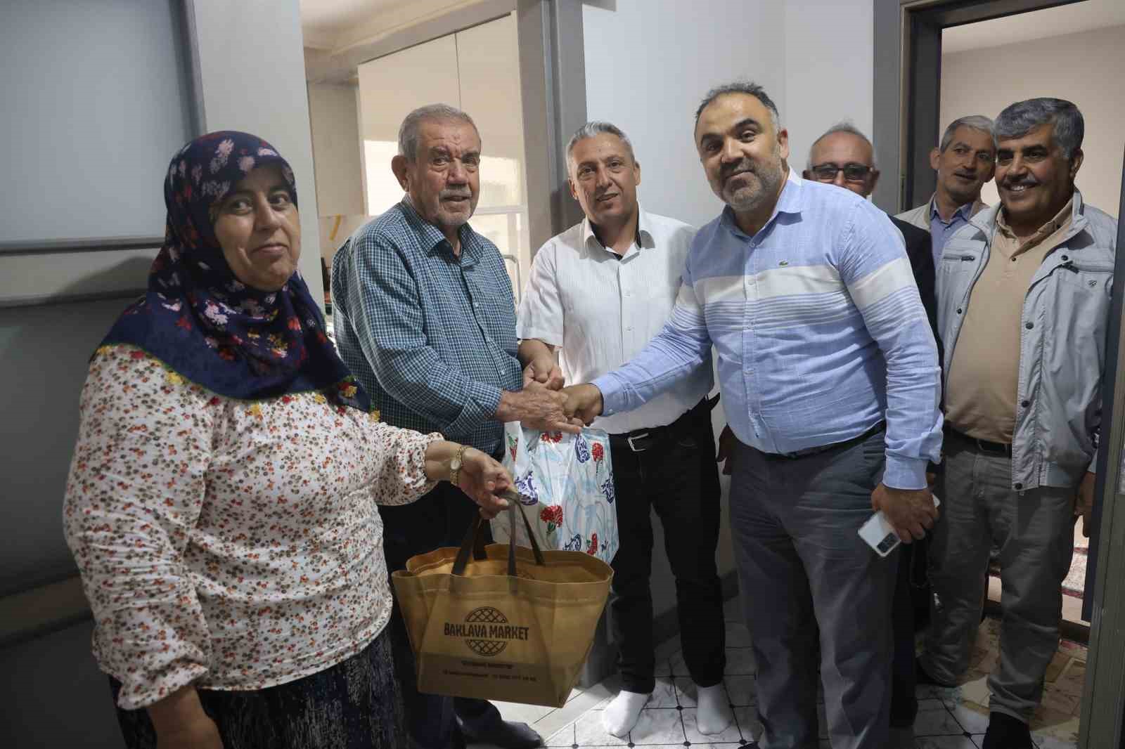 Depremde yüzlerce kişiye mezar olan ve yeniden inşa edilen mahallede şükür namazı kılındı 8 depremde yuzlerce kisiye mezar olan ve yeniden insa edilen mahallede sukur namazi kilindi 4 GXe6cjzg