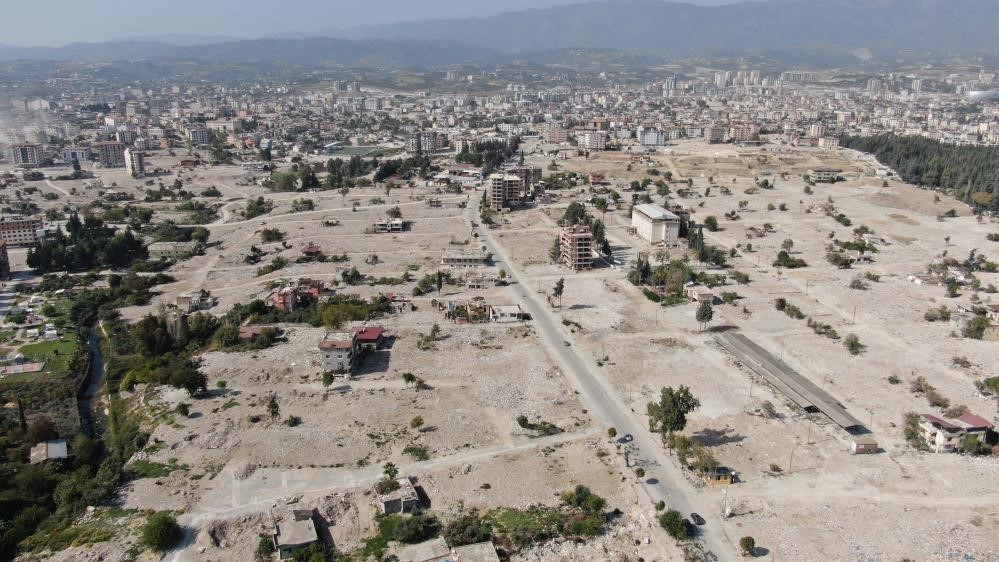Depremde yüzlerce kişiye mezar olan ve yeniden inşa edilen mahallede şükür namazı kılındı 9 depremde yuzlerce kisiye mezar olan ve yeniden insa edilen mahallede sukur namazi kilindi 5