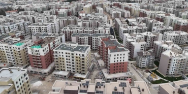 depremde-yuzlerce-kisiye-mezar-olan-ve-yeniden-insa-edilen-mahallede-sukur-namazi-kilindi-t5PkDzuh.jpg