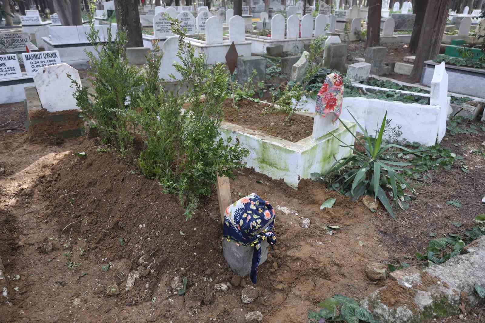 depremden bu yana kayip olan kiz kardesinin mezarini kimsesizler mezarliginda buldu 1 wfnmjRXs