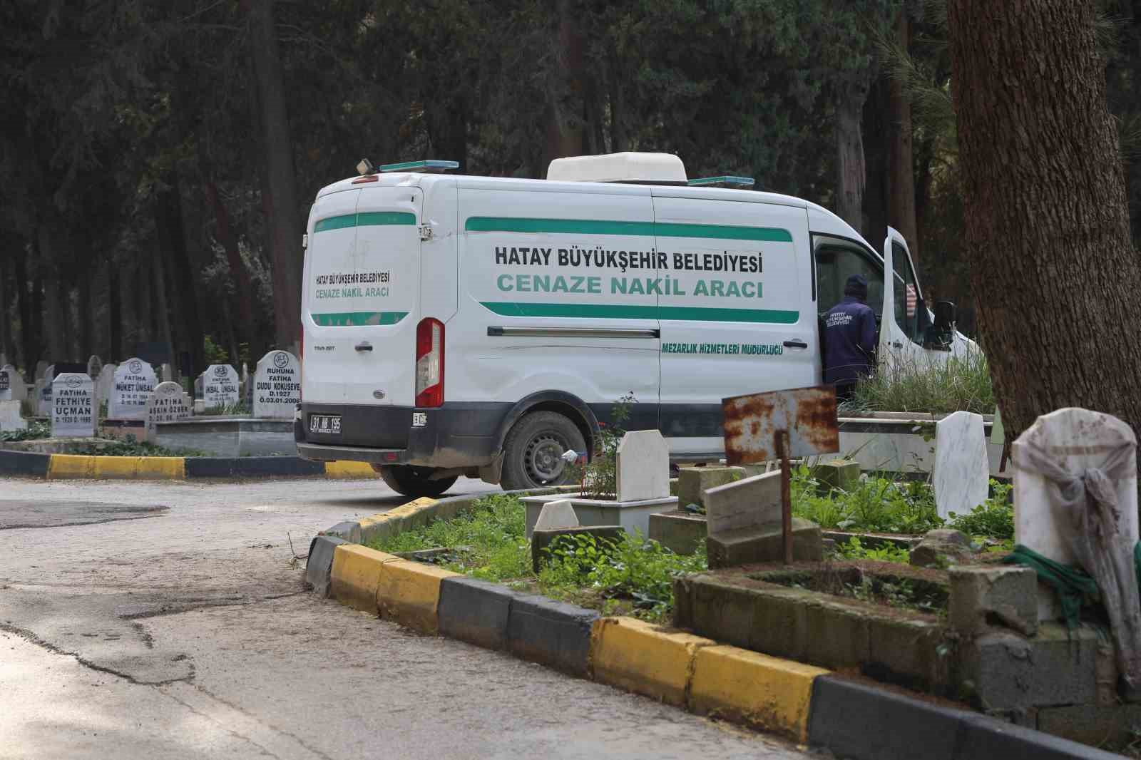 depremden bu yana kayip olan kiz kardesinin mezarini kimsesizler mezarliginda buldu 2 UDMzg43i