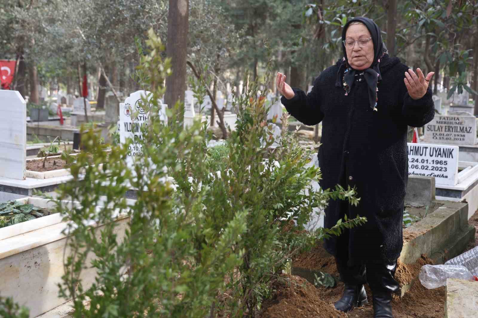 depremden bu yana kayip olan kiz kardesinin mezarini kimsesizler mezarliginda buldu 4 QL13NmNf