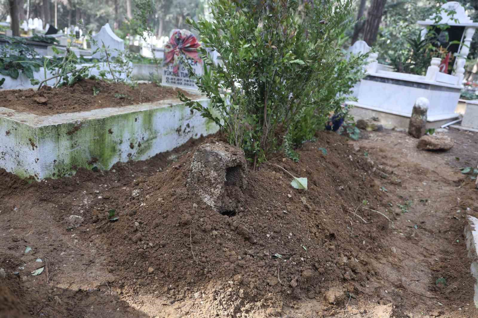 depremden bu yana kayip olan kiz kardesinin mezarini kimsesizler mezarliginda buldu 5 9Z3DfNd9