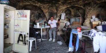 depremden-sonra-huzuru-magarada-bulmustu-simdi-cok-sevdigi-magarasini-bosaltacak-olmanin-huznunu-yasiyor-IytkJWw5.jpg