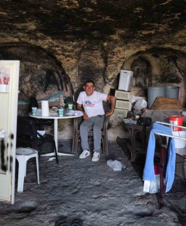 depremden-sonra-huzuru-magarada-bulmustu-simdi-cok-sevdigi-magarasini-bosaltacak-olmanin-huznunu-yasiyor-IytkJWw5.jpg