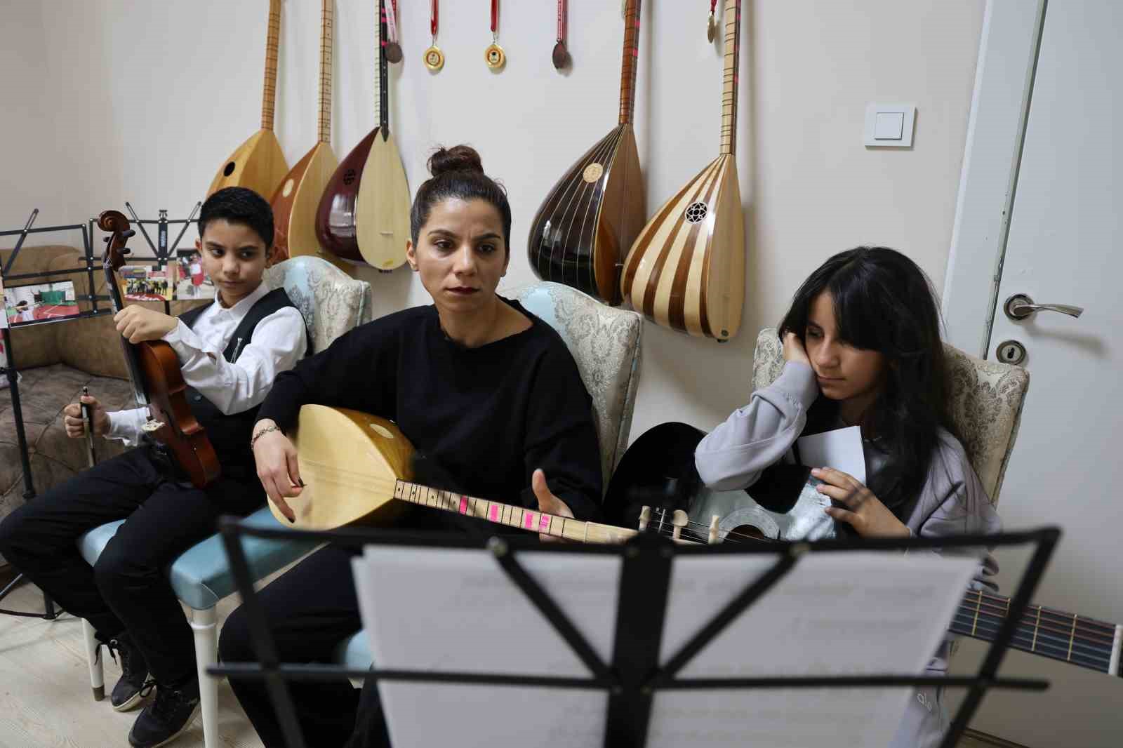 depremden sonra muzige sarilan anne cocuklariyla uc enstruman caliyor 1 byMpZaBl