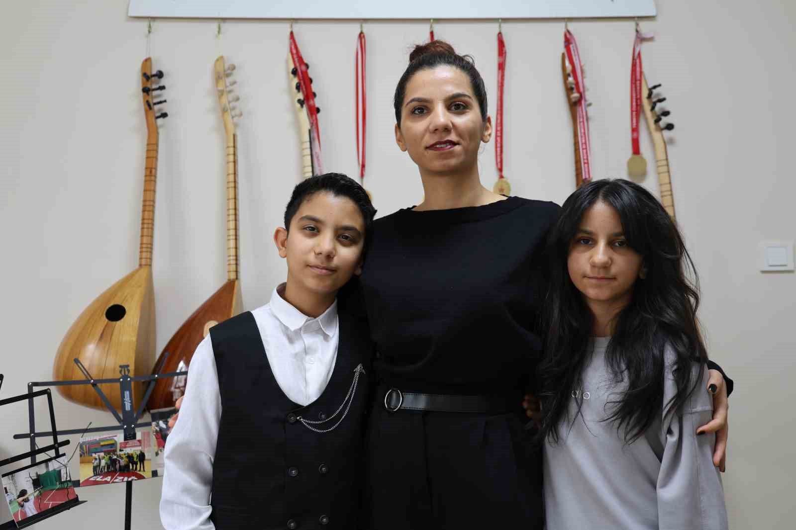 depremden sonra muzige sarilan anne cocuklariyla uc enstruman caliyor 10 JrErP2WB