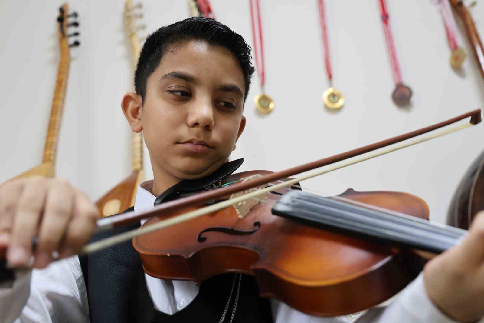 depremden sonra muzige sarilan anne cocuklariyla uc enstruman caliyor 2 y6p9HNPA