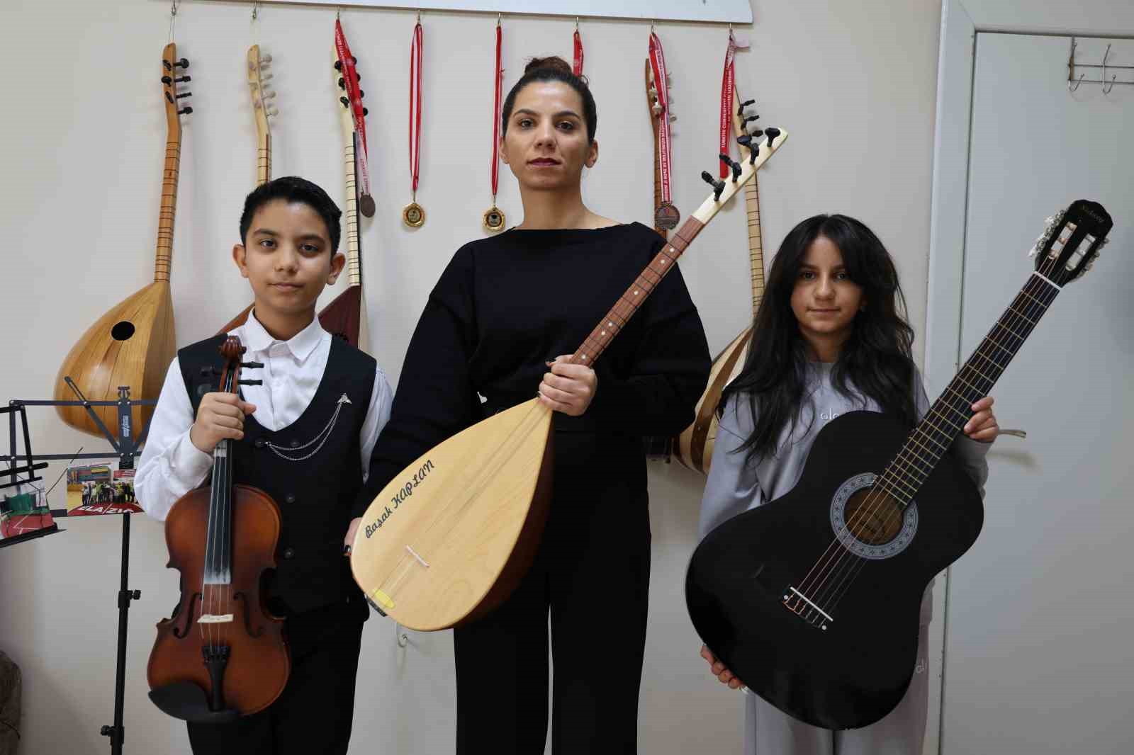 depremden sonra muzige sarilan anne cocuklariyla uc enstruman caliyor 3 Z21KuMJB