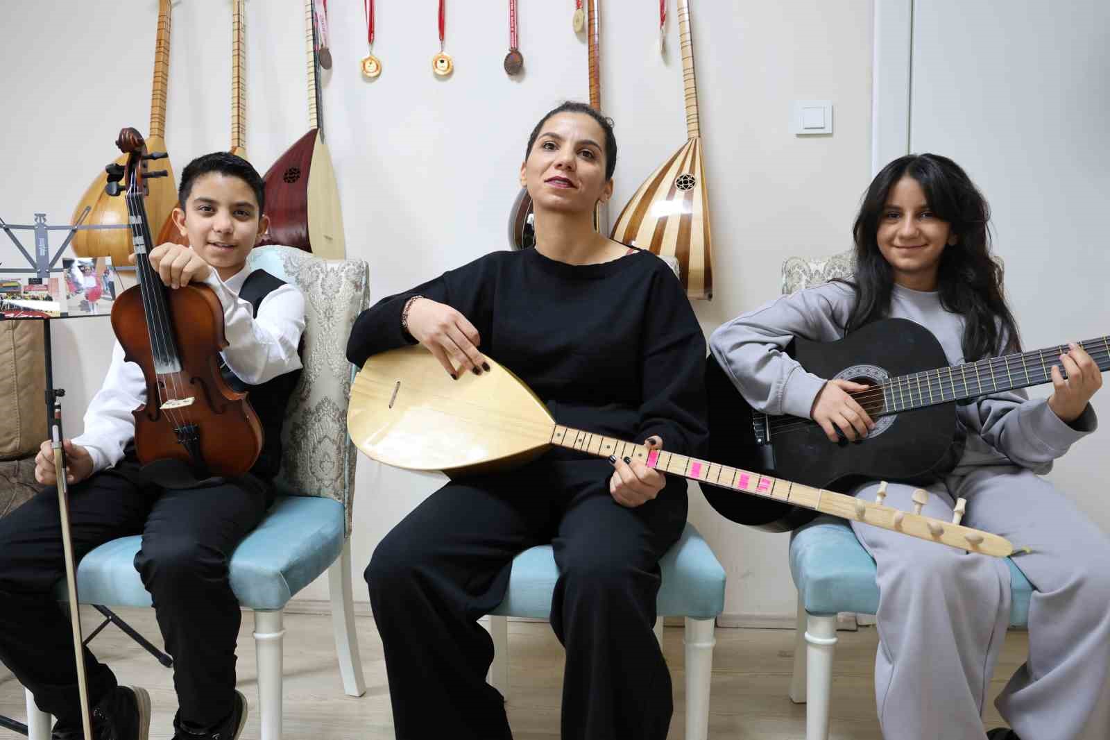 depremden sonra muzige sarilan anne cocuklariyla uc enstruman caliyor 5 hRzk6WZ6