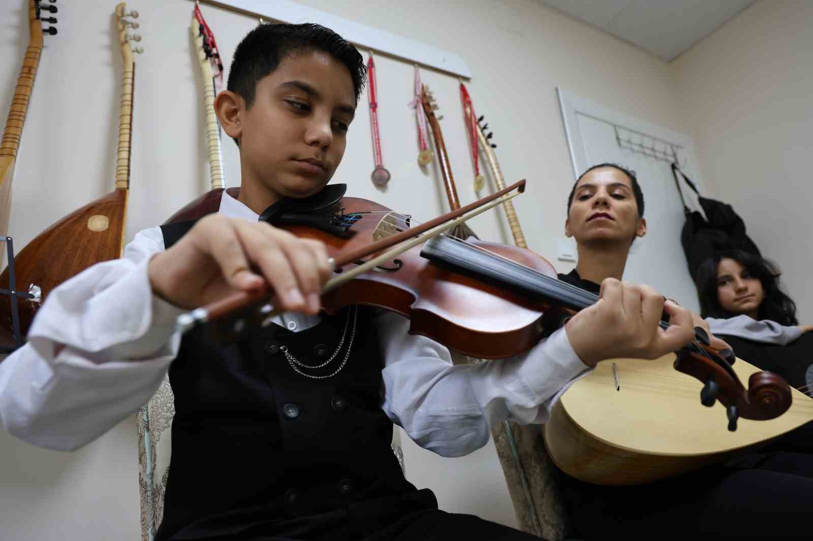 depremden sonra muzige sarilan anne cocuklariyla uc enstruman caliyor 6 hGPqR3KZ