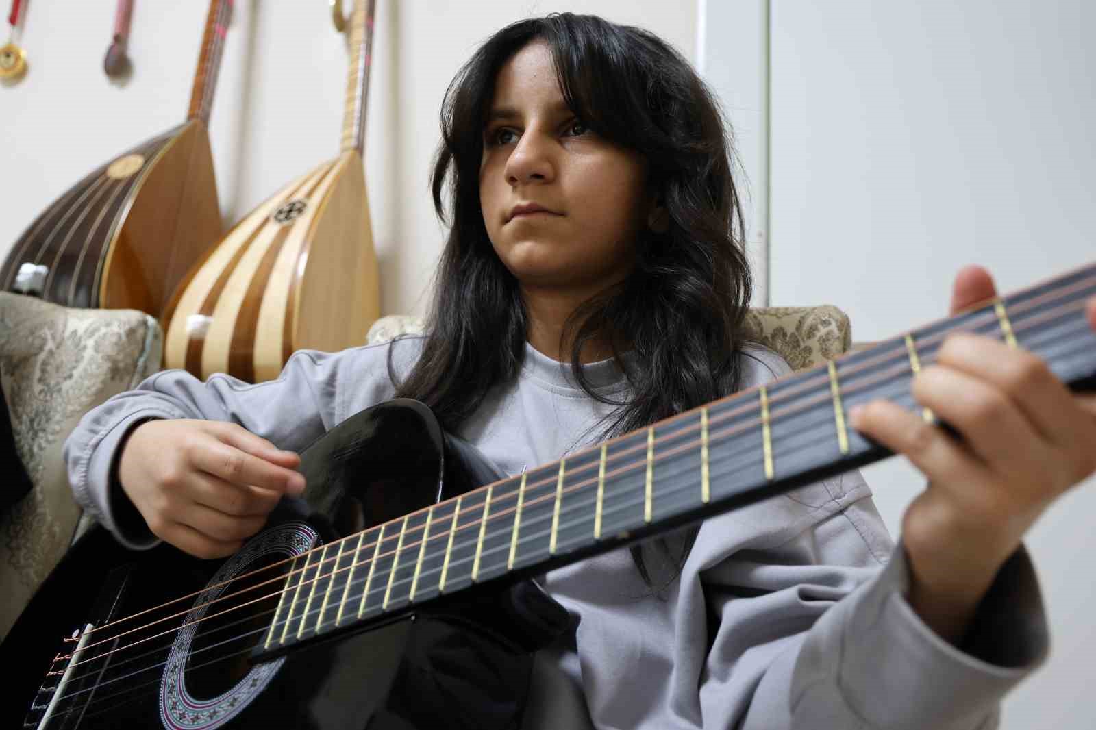 depremden sonra muzige sarilan anne cocuklariyla uc enstruman caliyor 7 hRSHWUTg