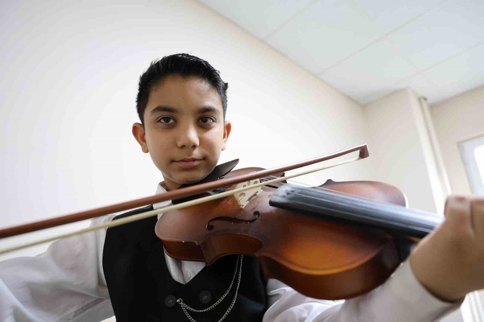 depremden sonra muzige sarilan anne cocuklariyla uc enstruman caliyor 8 AFwCpbuh
