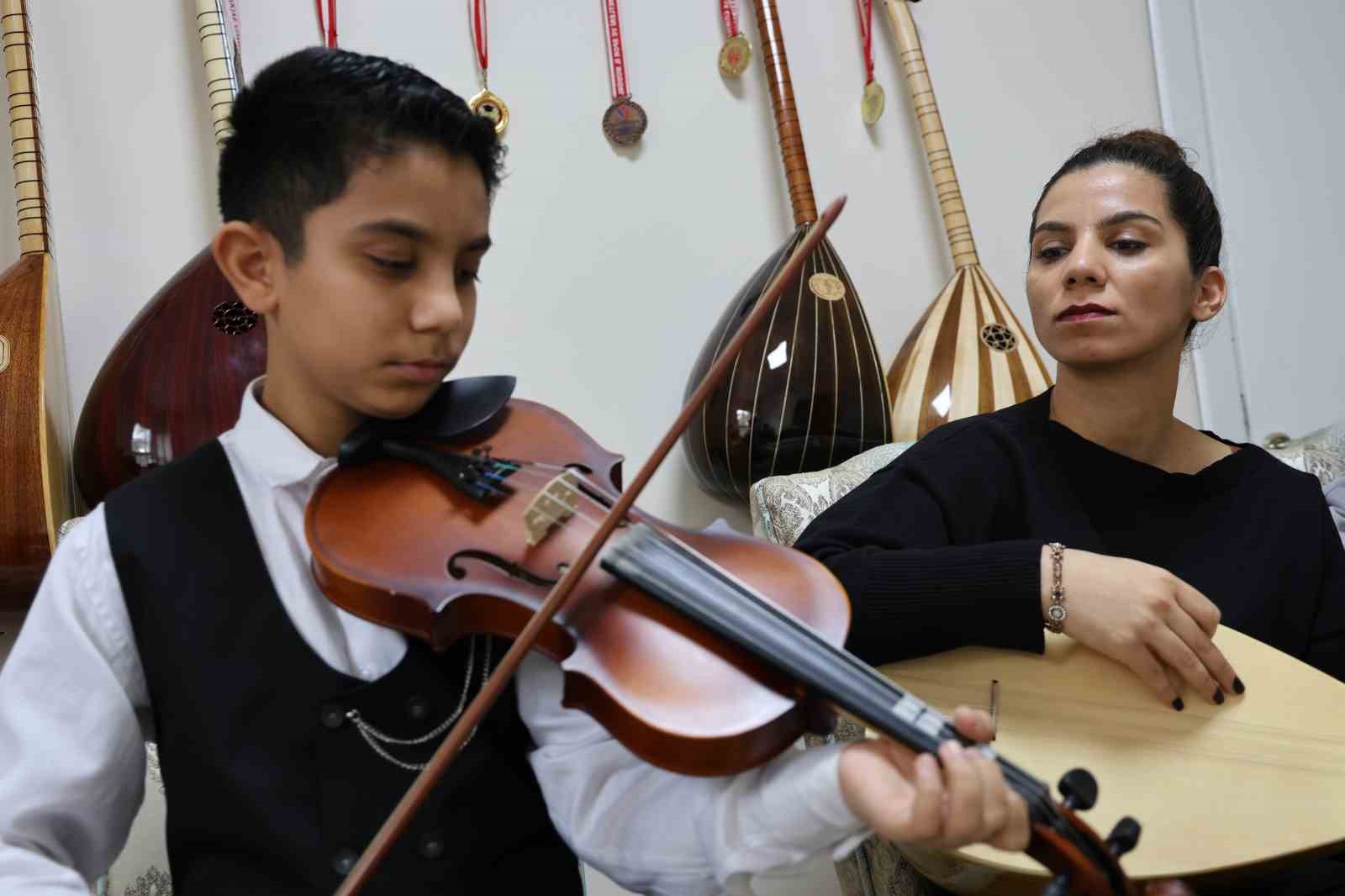 depremden sonra muzige sarilan anne cocuklariyla uc enstruman caliyor 9 u5yejYry