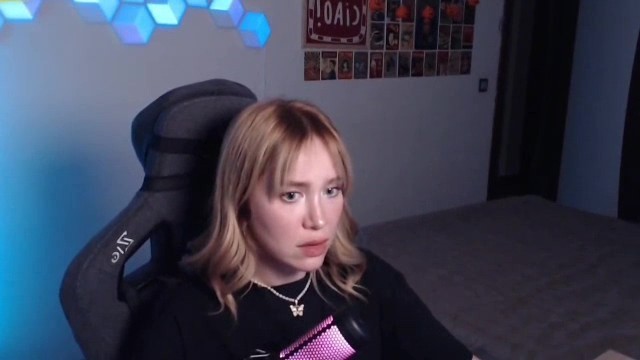 depreme canli yayinda yakalandi panik anlari kendi kamerasina yansidi 1 nilKcQVH