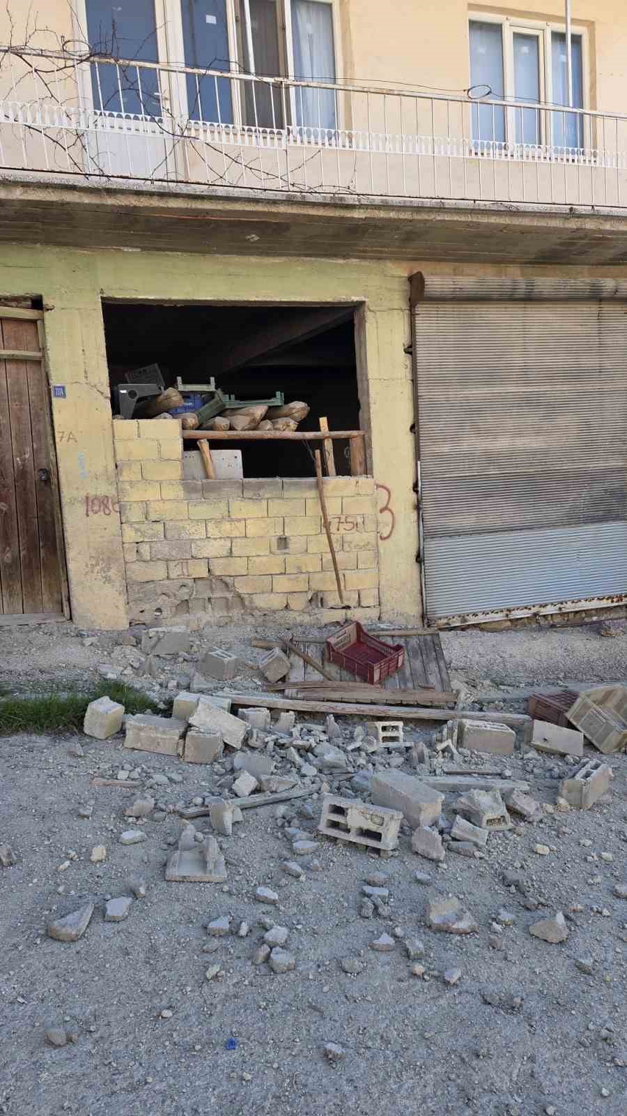 depreme uyanan kadin dua ederek sarsintinin gecmesini bekledi 3 QQtTvLdB