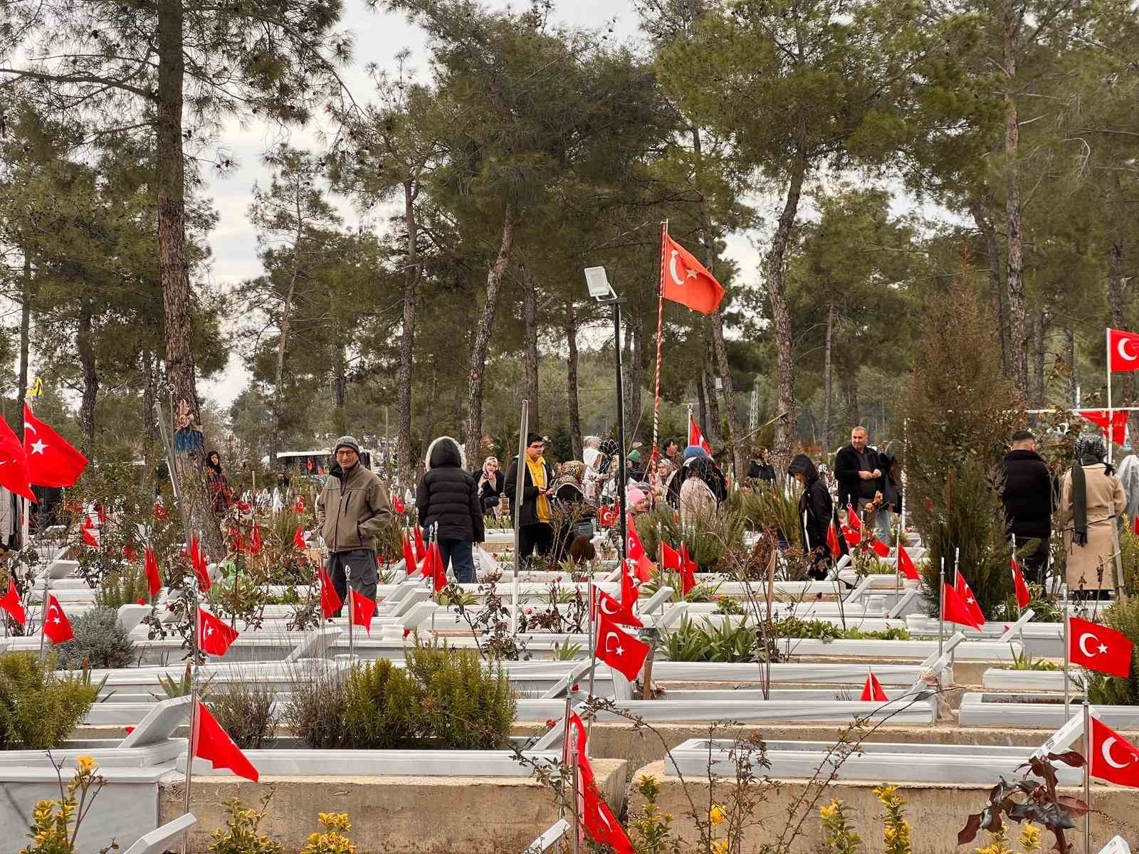 depremin 3 yil donumunde depremzedeler mezarlikta sabahladi 5 NLripNIs